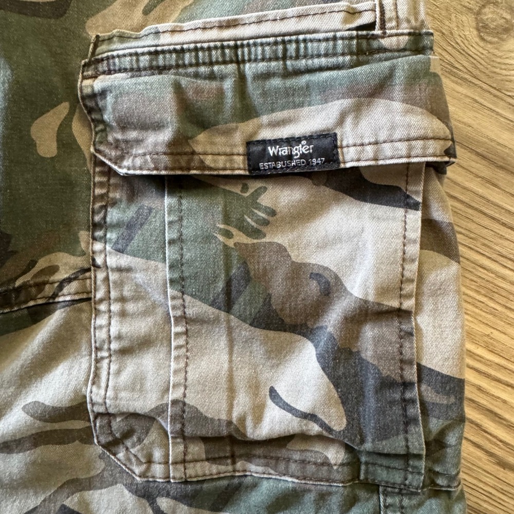 Y2K Wrangler Mens Camo Cargo Shorts Green Brown 32 60ACW4M Camouflage - Picture 2 of 6